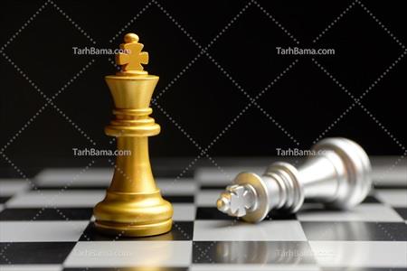 تصویر با کیفیت شطرنج با مهره طلایی و سفید